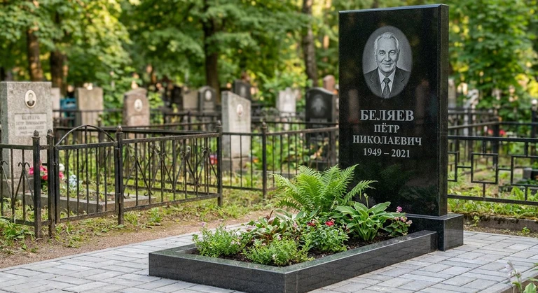 Памятник под ключ в Ставрополе — гранитная стела с цветником и благоустройством, установлен под ключ