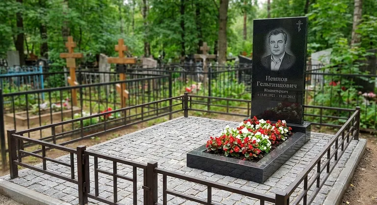 Памятник под ключ с цветником и благоустройством в Ставрополе