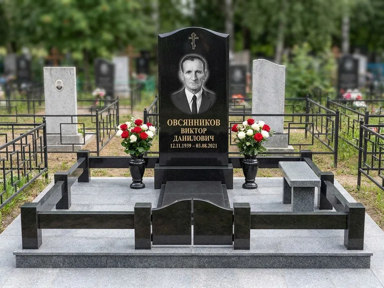 Портрет на памятнике в Ставрополе — Старый снимок → гравировка на премиум-комплексе с плиткой и оградой