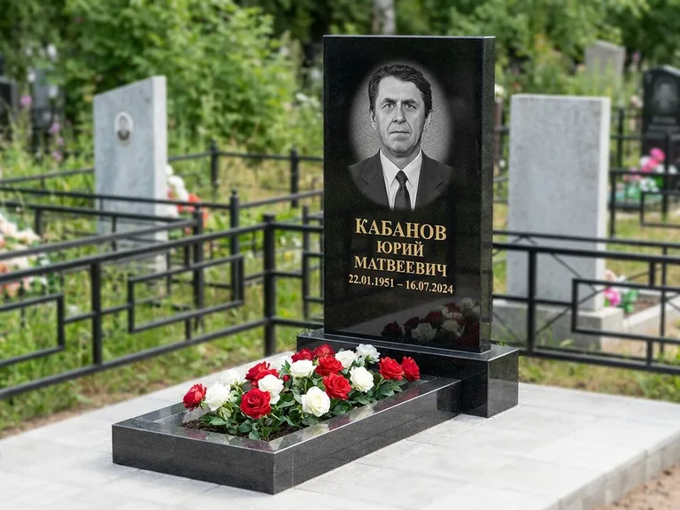Портрет на памятнике в Ставрополе — Старый снимок → гравировка на вертикальной стеле