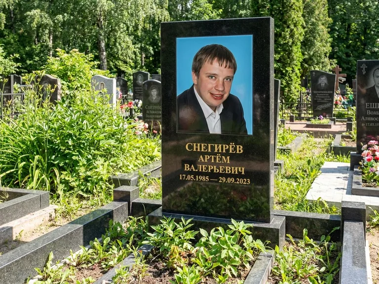Портрет на памятнике в Ставрополе — Цветное фото → прямоугольная фотокерамика на чёрном граните
