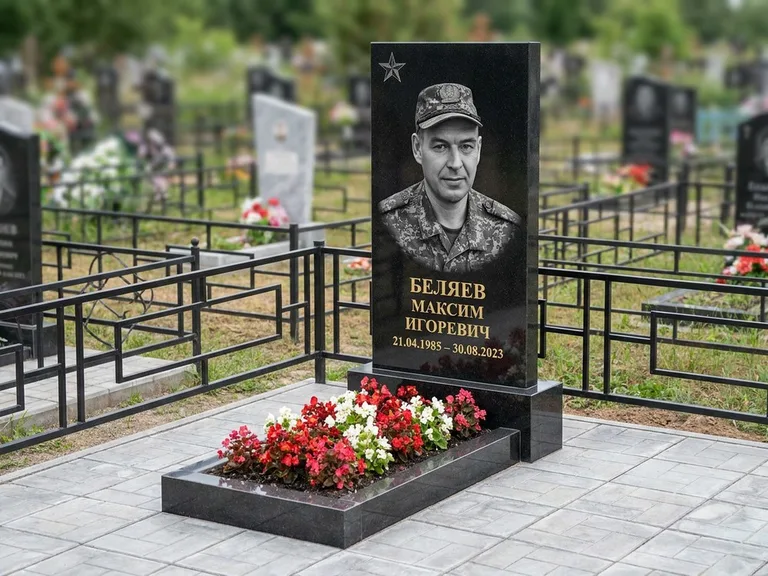 Портрет на памятнике в Ставрополе — Военное фото → цветная фотокерамика, гравированная звезда