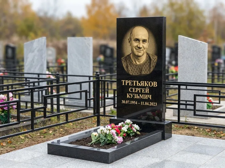 Портрет на памятнике в Ставрополе — Восстановленный портрет → гравировка на вертикальной стеле
