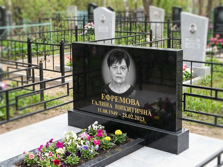 Портрет на памятнике в Ставрополе — Ч/б портрет → гравировка на горизонтальном памятнике
