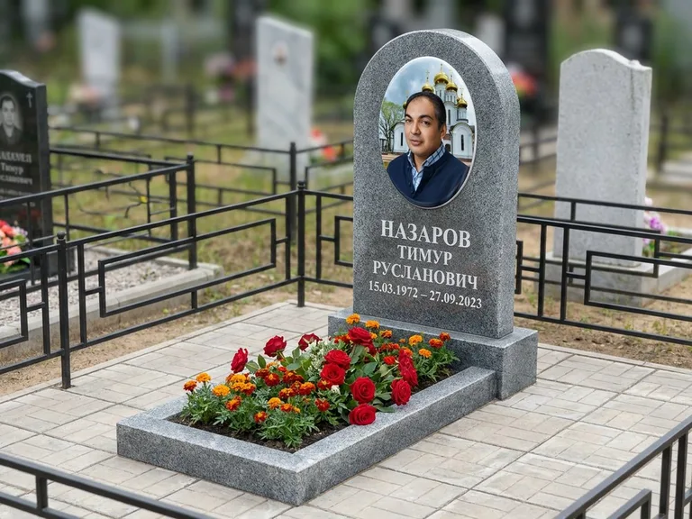Портрет на памятнике в Ставрополе — Цветной портрет → фотокерамика-овал на сером граните, буквы белые