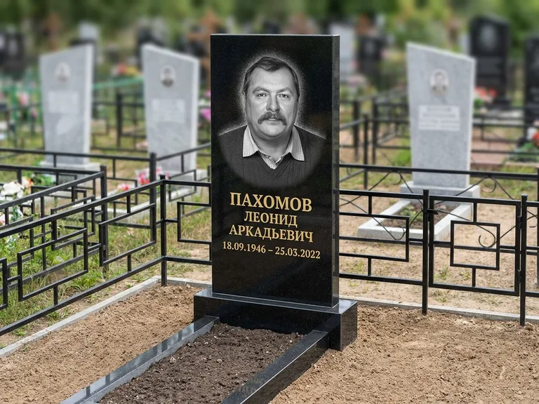 Портрет на памятнике в Ставрополе — Маленькое фото → гравировка на простом бюджетном памятнике