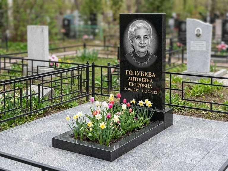 Портрет на памятнике в Ставрополе — Выцветший скан восстановили и награвировали на стеле