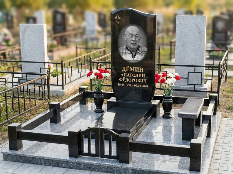 Портрет на памятнике в Ставрополе — Реставрация → гравировка на премиум-комплексе