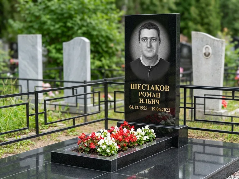 Портрет на памятнике в Ставрополе — Ч/б портрет → гравировка на стеле