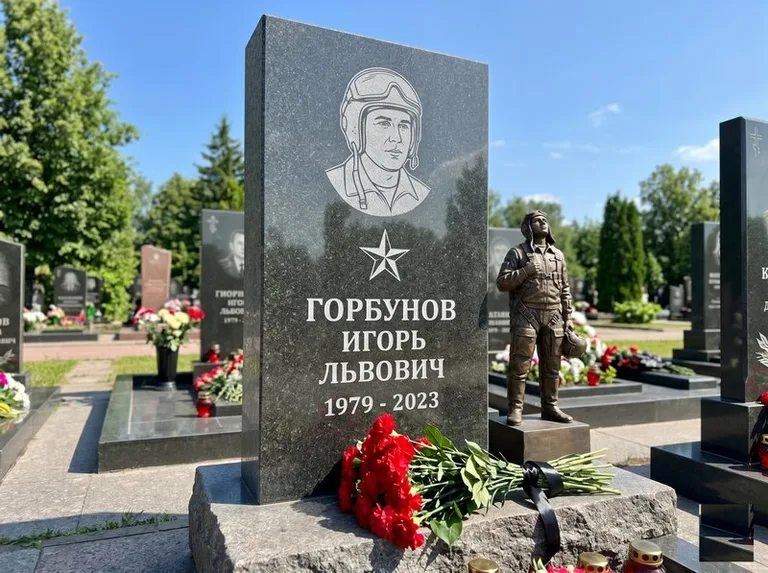 Гранитная фигура лётчика на памятнике военному со звездой в Ставрополе
