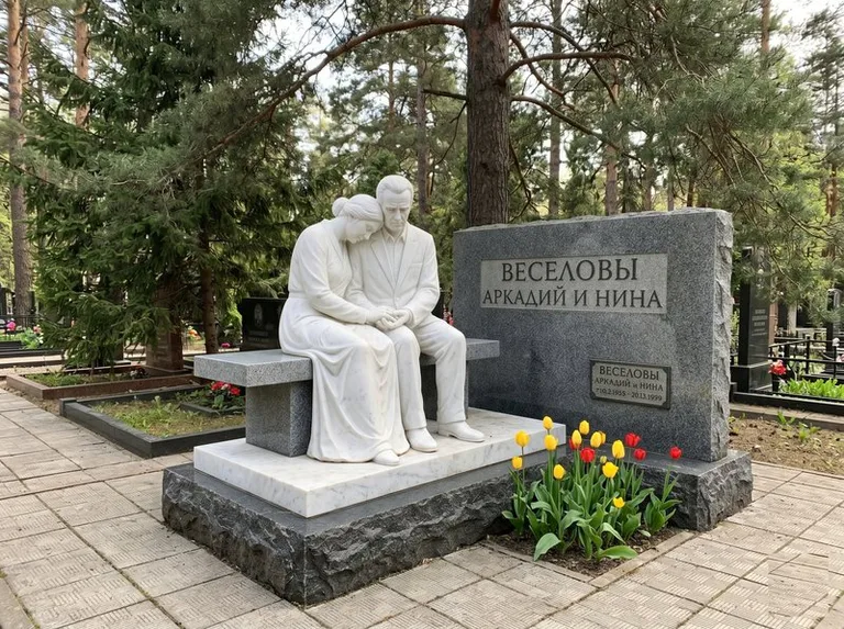Мраморная скорбящая пара на эксклюзивном мемориале в Ставрополе