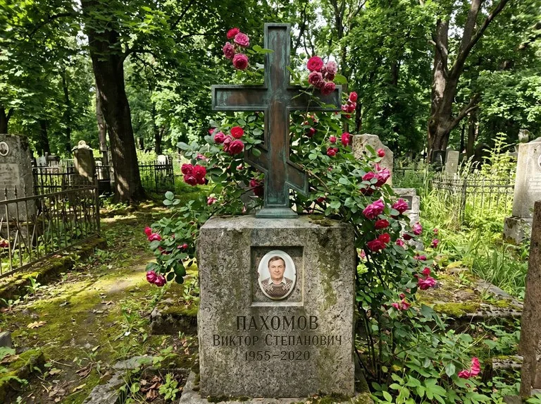 Бронзовый крест с розами на гранитной плите в Ставрополе