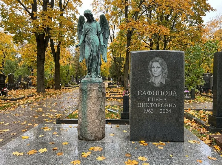 Бронзовый ангел на колонне рядом с памятником в Ставрополе