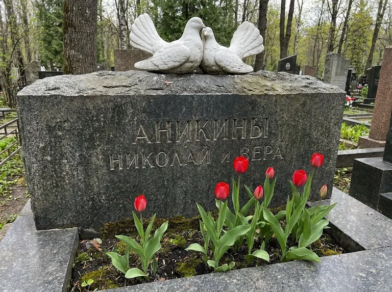 Пара голубей из литьевого мрамора на гранитной плите в Ставрополе