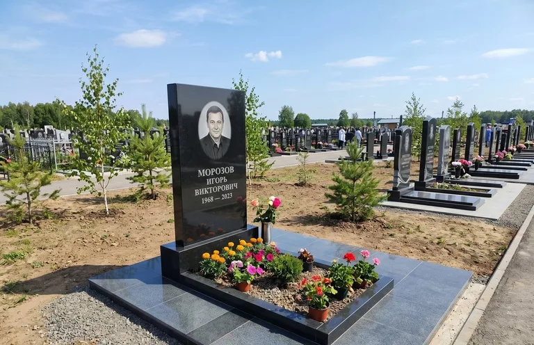 Уборка могилы со скамьёй до и после в Ставрополе