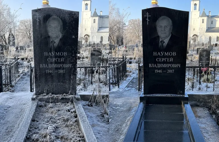 Диптих №18: могила с деревянным крестом и низкой оградкой — выполота трава в Ставрополе