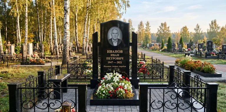 Мемориальный комплекс с цветником и оградой в Ставрополе