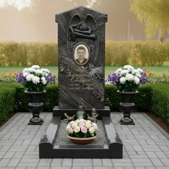 Гранитный памятник с крыльями ангела, гранит амфиболит, в Якутске