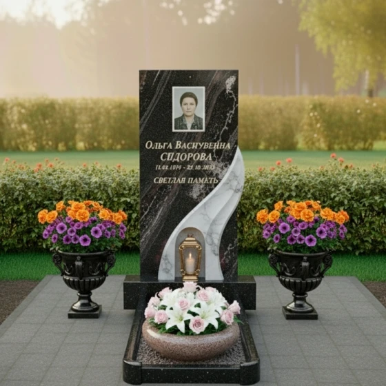 Вертикальный гранитный памятник с мемориальным комплексом во Владивостоке, гранит амфиболит