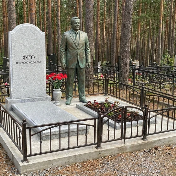Бронзовый мемориал со скульптурой в полный рост