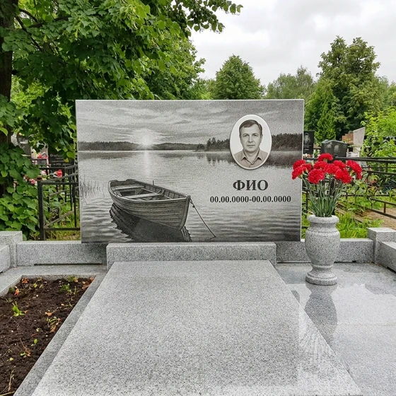 Гранитный памятник рыбаку в форме монолитной глыбы со сценой рыбалки