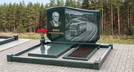 Гранитный памятник дальнобойщику в форме скалы с грузовиком на шоссе