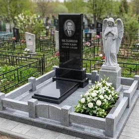 Памятник с ангелом из черного гранита