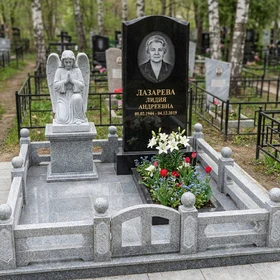 Памятник с ангелом из черного гранита (строгий)