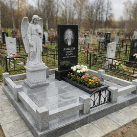Памятник с ангелом из чёрного гранита