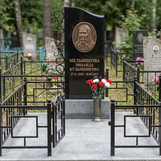 Комбинированный памятник: гранит и металл