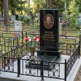 Гранитный памятник с бронзовыми деталями