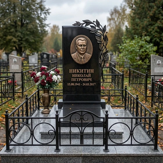 Памятник из гранита с художественными металлическими элементами