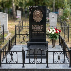 Элегантный памятник с металлической отделкой