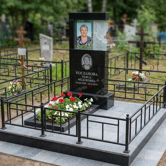 Элегантный гранитный памятник с прозрачной вставкой