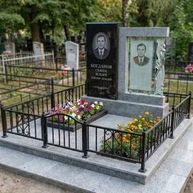 Гранитный монумент со стеклянным элементом