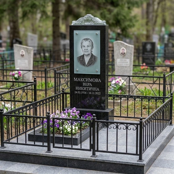 Изысканный гранитный памятник с акцентом из стекла