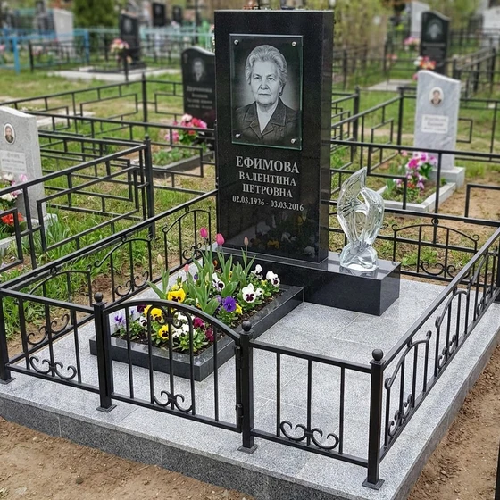 Памятник со стеклянной вставкой-обелиском