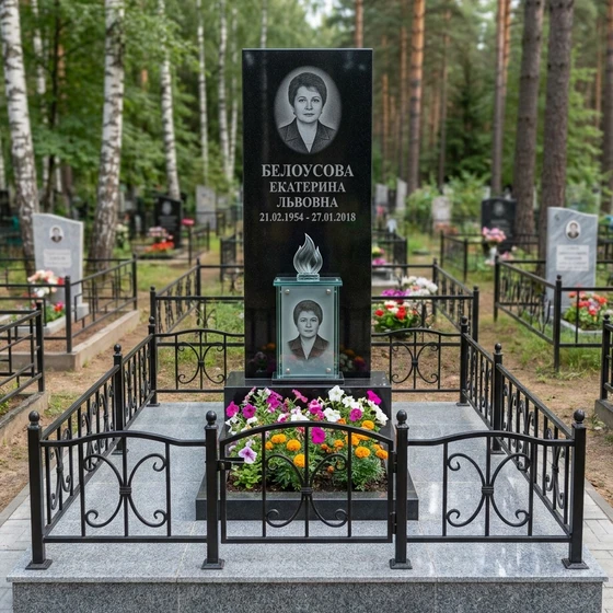 Гранитный монумент с элегантным стеклянным декором