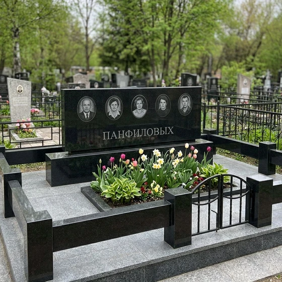 Семейный памятник из чёрного гранита на пять человек