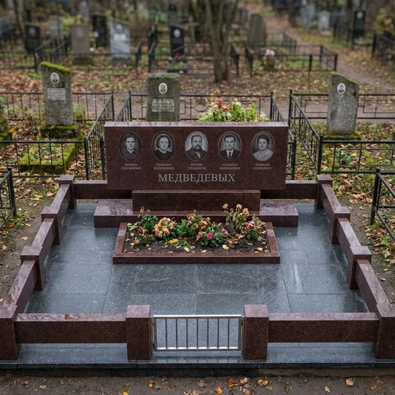 Семейный мемориал на пять человек из красного гранита