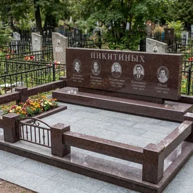 Семейный памятник из красного гранита на пять человек