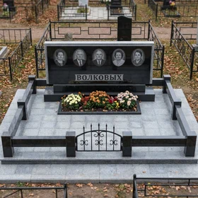 Комбинированный семейный памятник на пять человек (вариант 2)