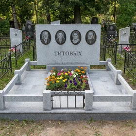 Семейный памятник на четверых из серого гранита