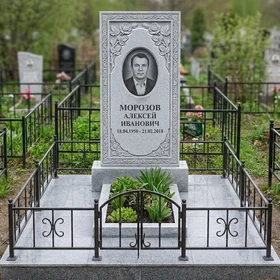 Памятник с орнаментом из серого гранита