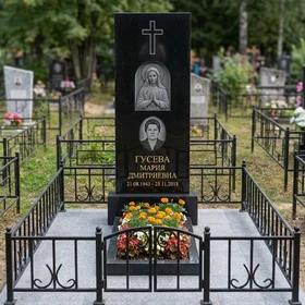 Католический памятник с латинским крестом из чёрного гранита