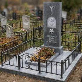 Католический памятник с латинским крестом из серого гранита