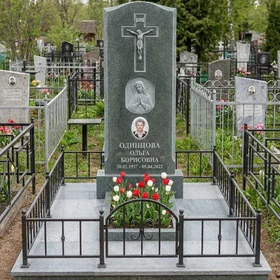 Католический памятник из серо-зелёного гранита с крестом