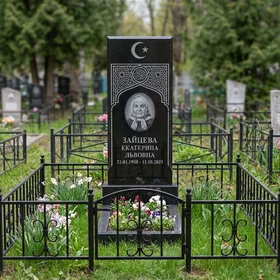 Мусульманский памятник с полумесяцем из чёрного гранита