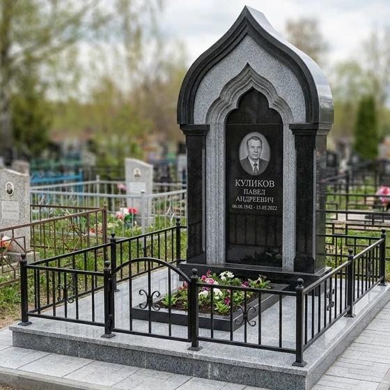 Памятник-часовня из комбинированного гранита