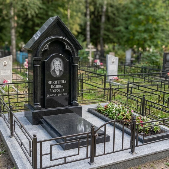 Памятник-часовня из чёрного гранита